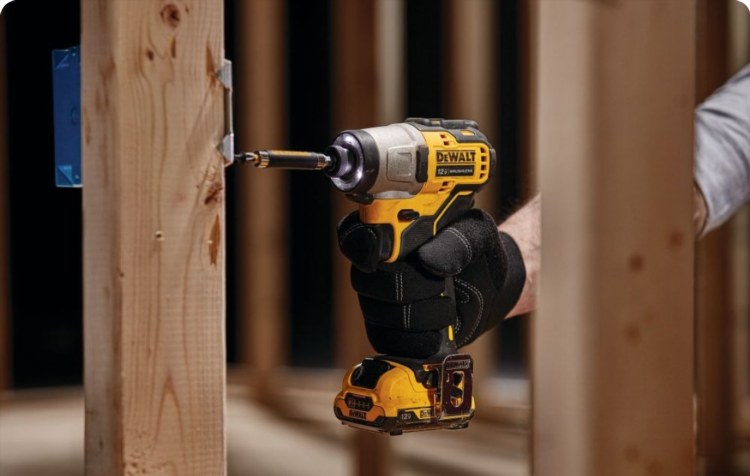 Маленький шуруповерт dewalt